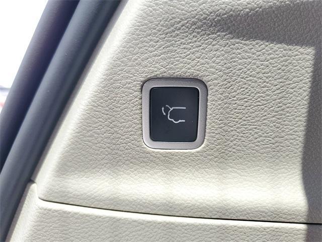 Photo of 2024 Bright White Clearcoat Chrysler Pacifica