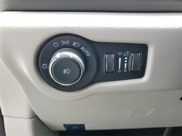 Photo of 2024 Bright White Clearcoat Chrysler Pacifica