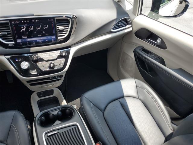 Photo of 2024 Bright White Clearcoat Chrysler Pacifica