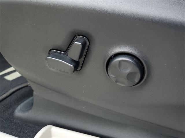 Photo of 2024 Bright White Clearcoat Chrysler Pacifica