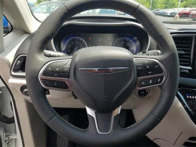 Photo of 2024 Bright White Clearcoat Chrysler Pacifica
