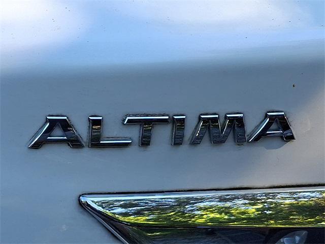Photo of 2013 Pearl White Nissan Altima