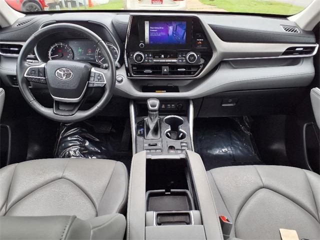 Photo of 2023 Celestial Silver Toyota Highlander
