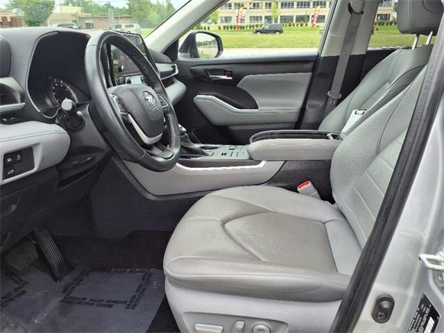 Photo of 2023 Celestial Silver Toyota Highlander