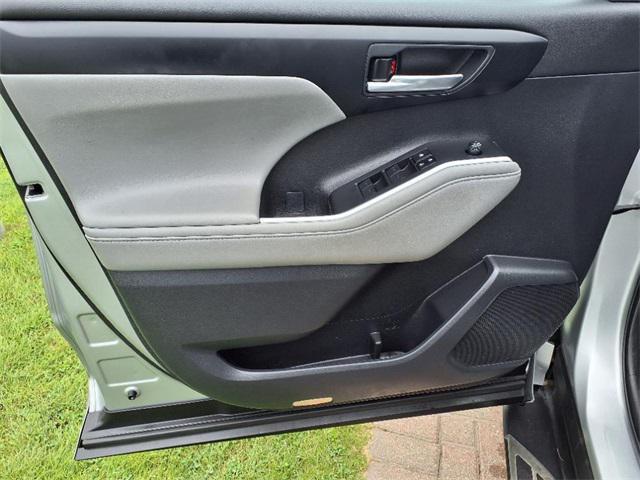 Photo of 2023 Celestial Silver Toyota Highlander