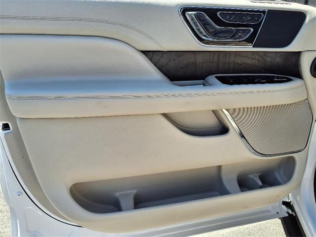 Photo of 2019 White Platinum Metallic Tri-Coat Lincoln Navigator