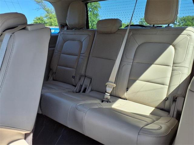 Photo of 2019 White Platinum Metallic Tri-Coat Lincoln Navigator