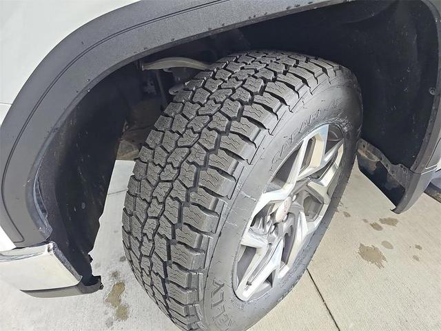 Photo of 2024 Summit White GMC Sierra 1500