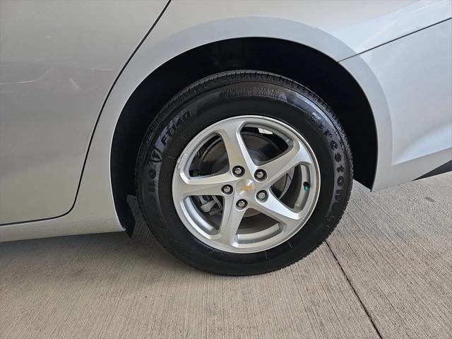 Photo of 2018 Silver Ice Metallic Chevrolet Malibu