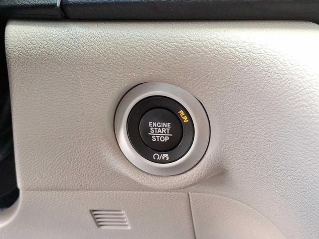 Photo of 2023 Bright White Clearcoat Chrysler Voyager