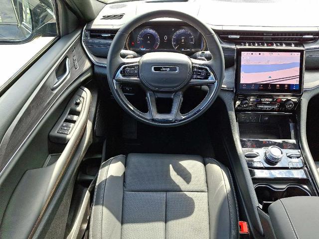 Photo of 2025 Diamond Black Jeep Grand Cherokee L
