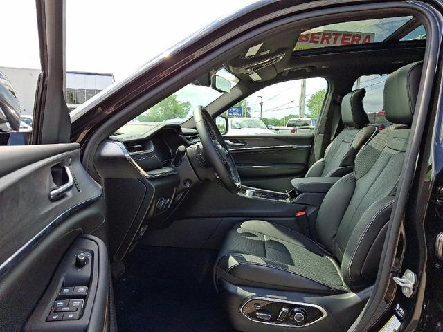Photo of 2025 Diamond Black Jeep Grand Cherokee L