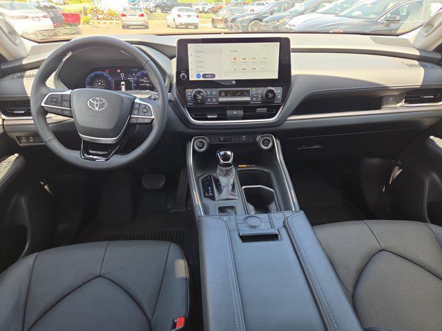 Photo of 2024 White Toyota Grand Highlander