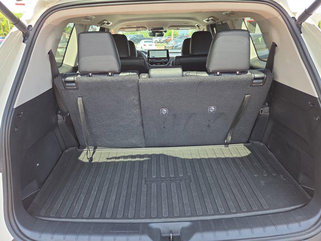 Photo of 2024 White Toyota Grand Highlander