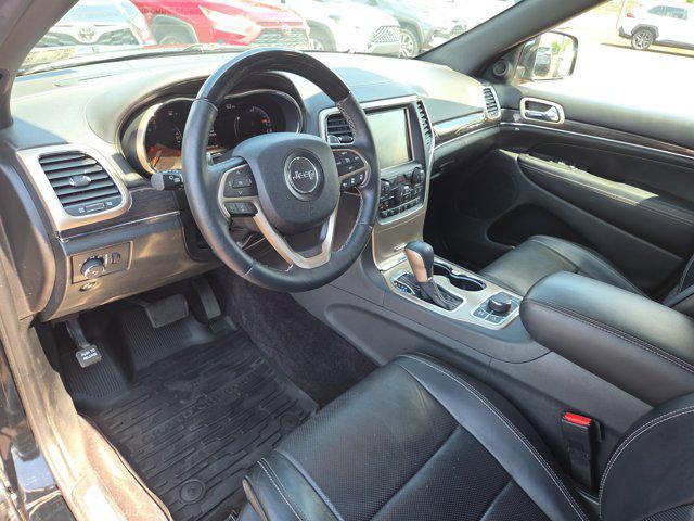 Photo of 2017 Diamond Black Crystal Pearlcoat Jeep Grand Cherokee