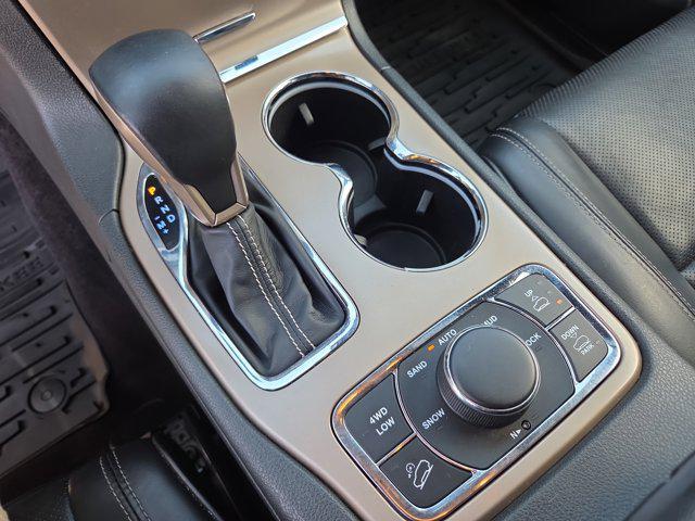 Photo of 2017 Diamond Black Crystal Pearlcoat Jeep Grand Cherokee