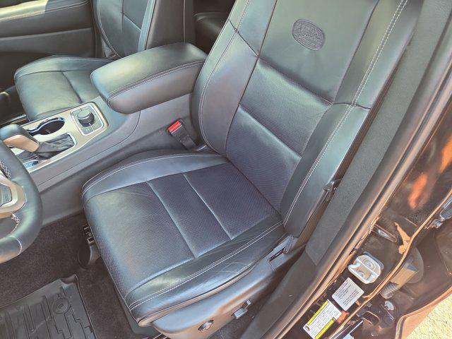 Photo of 2017 Diamond Black Crystal Pearlcoat Jeep Grand Cherokee