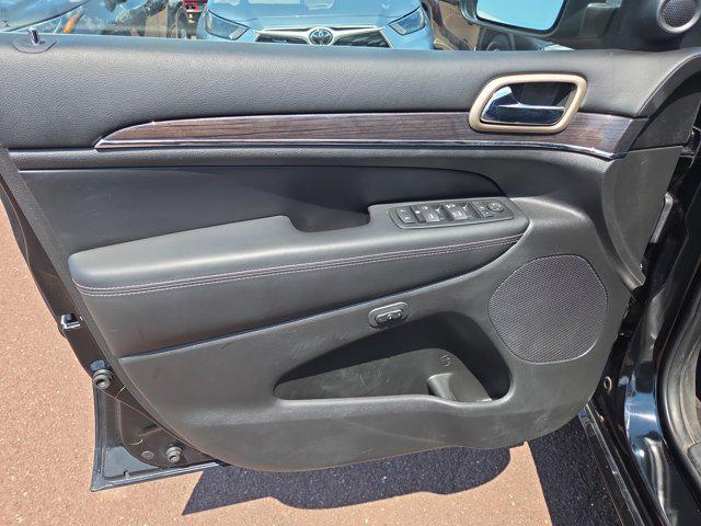 Photo of 2017 Diamond Black Crystal Pearlcoat Jeep Grand Cherokee