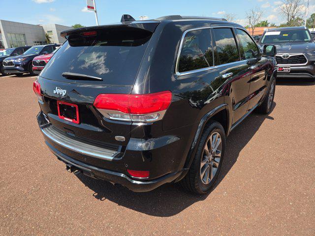 Photo of 2017 Diamond Black Crystal Pearlcoat Jeep Grand Cherokee
