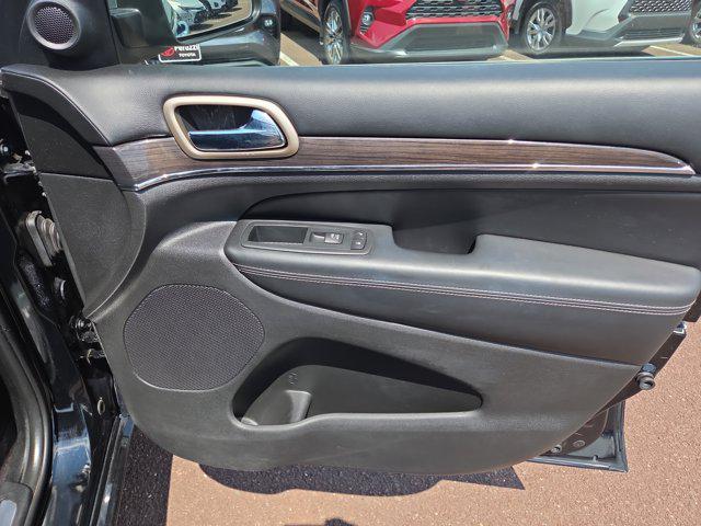 Photo of 2017 Diamond Black Crystal Pearlcoat Jeep Grand Cherokee