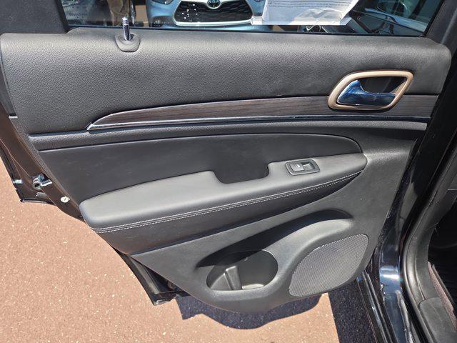 Photo of 2017 Diamond Black Crystal Pearlcoat Jeep Grand Cherokee