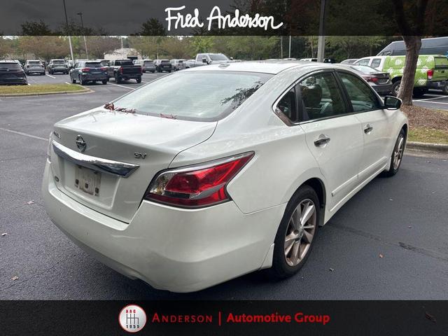Photo of 2015 Pearl White Nissan Altima