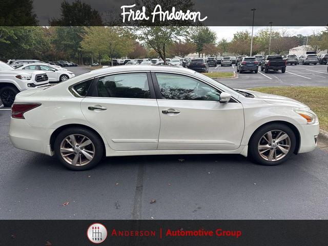 Photo of 2015 Pearl White Nissan Altima
