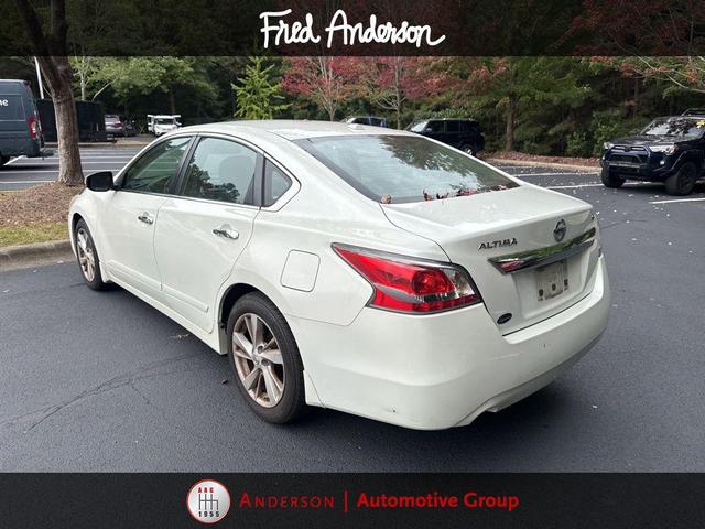 Photo of 2015 Pearl White Nissan Altima