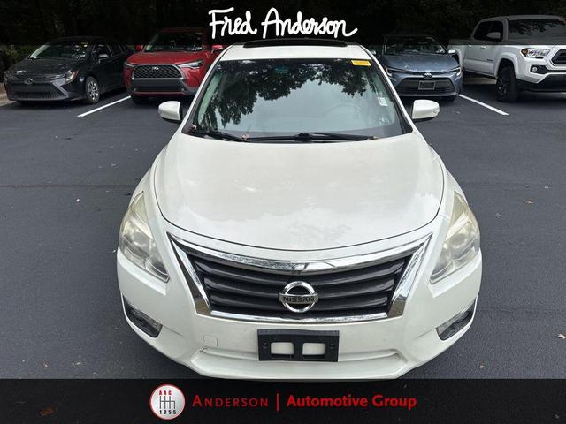 Photo of 2015 Pearl White Nissan Altima