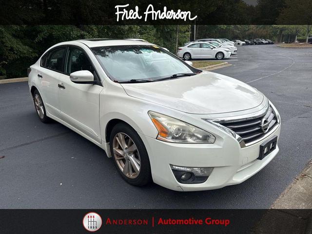 Photo of 2015 Pearl White Nissan Altima