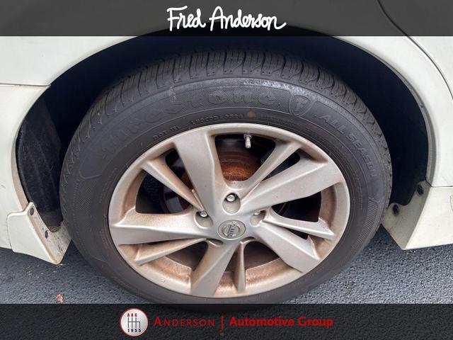 Photo of 2015 Pearl White Nissan Altima