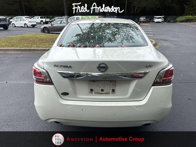 Photo of 2015 Pearl White Nissan Altima