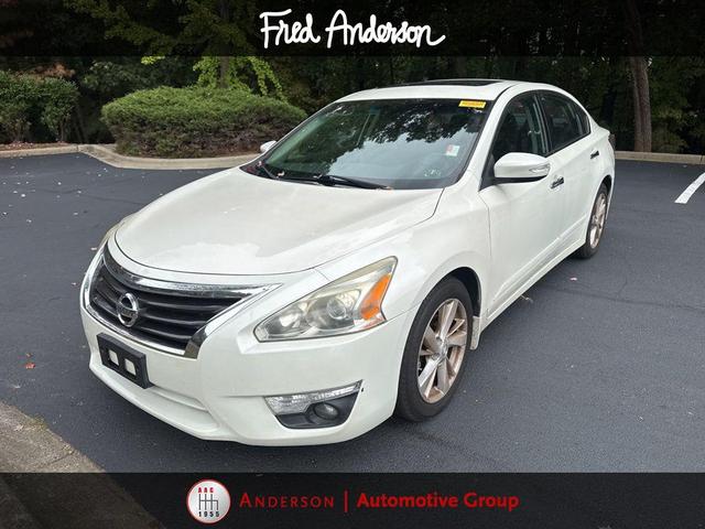 Photo of 2015 Pearl White Nissan Altima