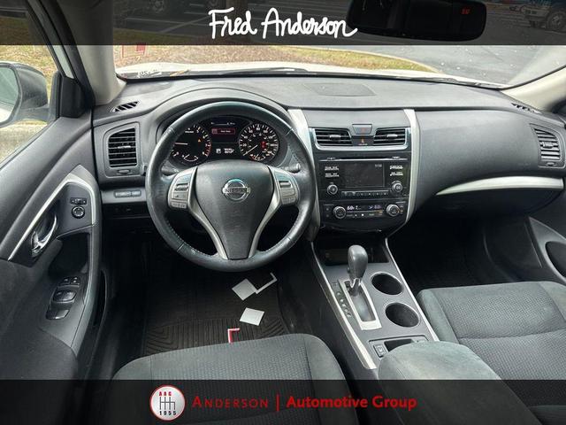 Photo of 2015 Pearl White Nissan Altima
