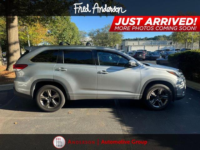 Photo of 2018 Celestial Silver Metallic Toyota Highlander