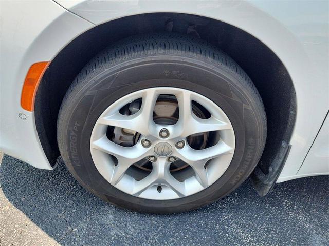 Photo of 2020 Bright White Clearcoat Chrysler Pacifica