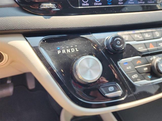 Photo of 2020 Bright White Clearcoat Chrysler Pacifica