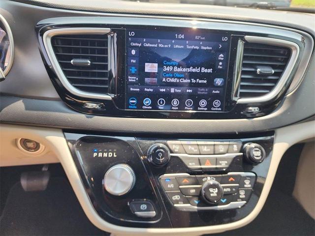 Photo of 2020 Bright White Clearcoat Chrysler Pacifica