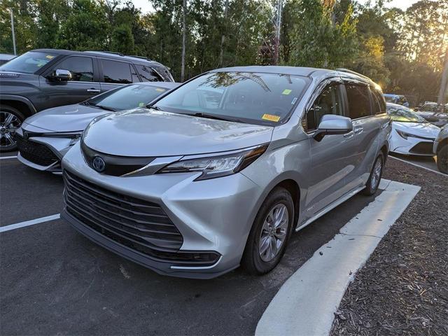 Photo of 2021 Celestial Silver Toyota Sienna