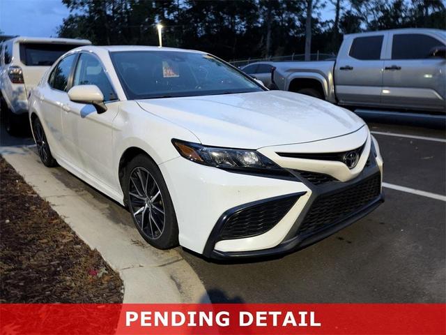 Photo of 2021 Super White Toyota Camry