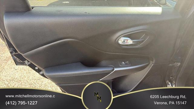 Photo of 2019 Diamond Black Crystal Pearlcoat Jeep Cherokee