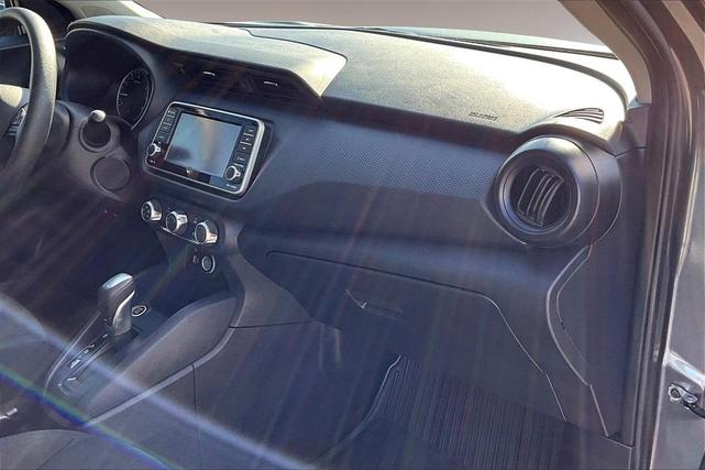 Photo of 2023 Gun Metallic Nissan Kicks