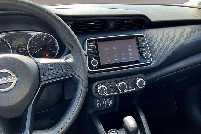 Photo of 2023 Gun Metallic Nissan Kicks