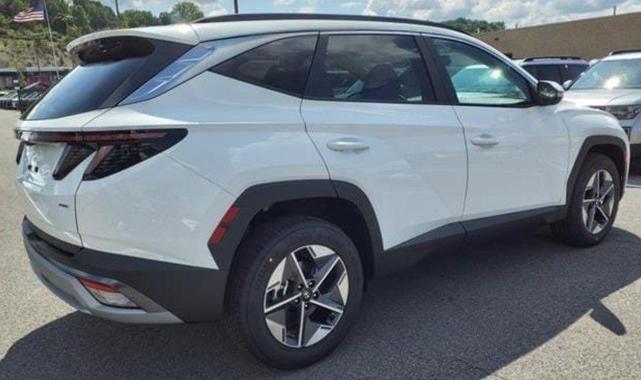 Photo of 2025 White Pearl Hyundai TUCSON