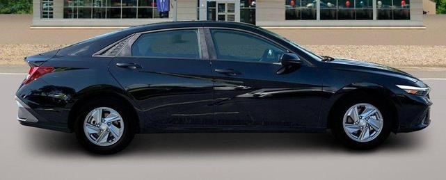 Photo of 2025 Black Hyundai ELANTRA