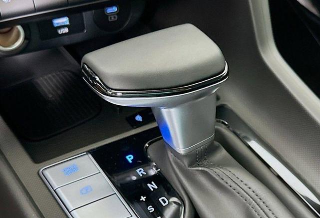Photo of 2025 White Hyundai ELANTRA