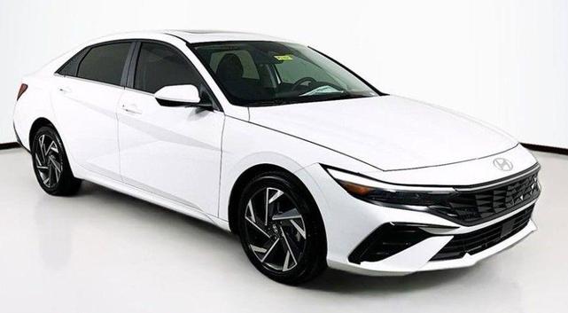 Photo of 2025 White Hyundai ELANTRA
