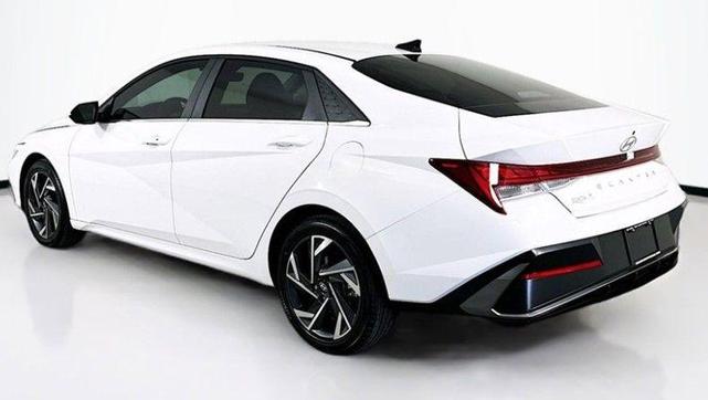 Photo of 2025 White Hyundai ELANTRA