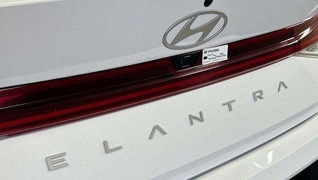 Photo of 2025 White Hyundai ELANTRA