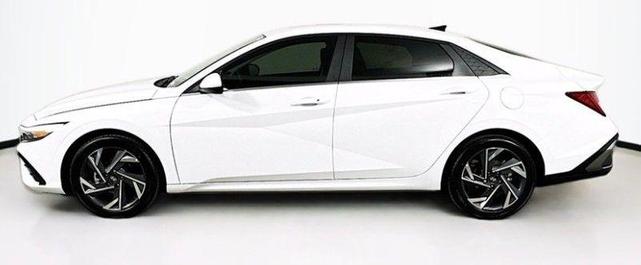 Photo of 2025 White Hyundai ELANTRA